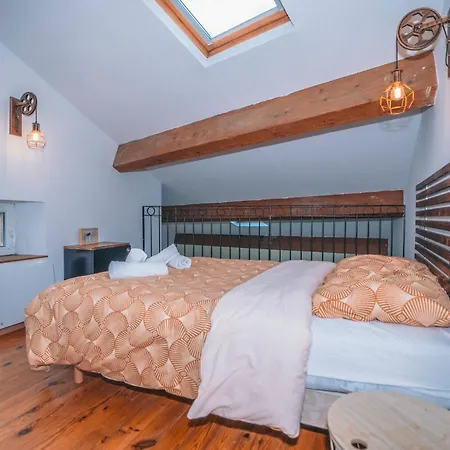 Joli Avec Mezzanine