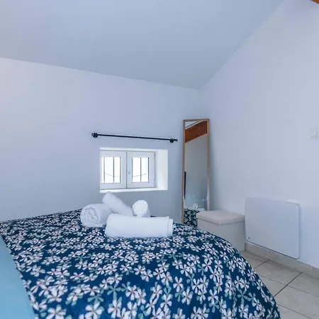Joli Avec Mezzanine Apartment