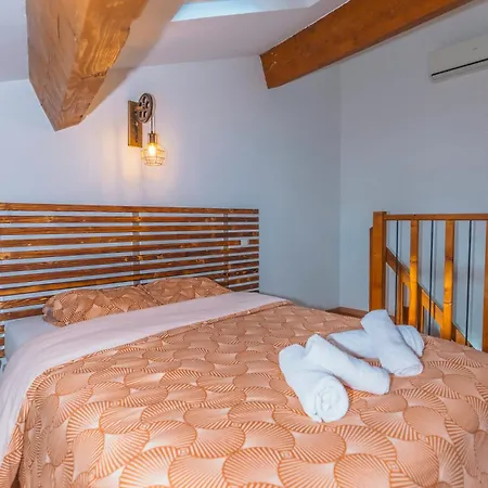 Joli Avec Mezzanine Apartment *