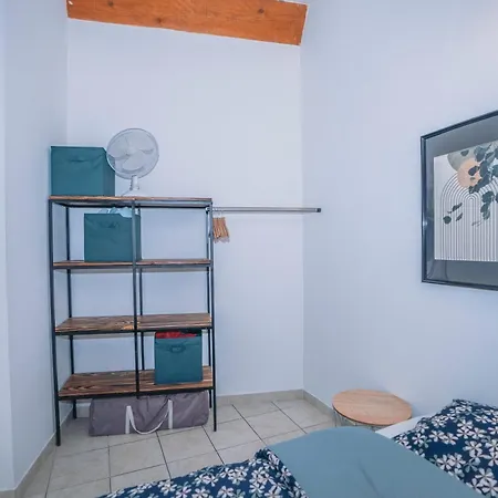 Joli Avec Mezzanine Apartment Roquemaure (Gard)