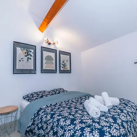 Apartment Joli Avec Mezzanine Roquemaure (Gard)